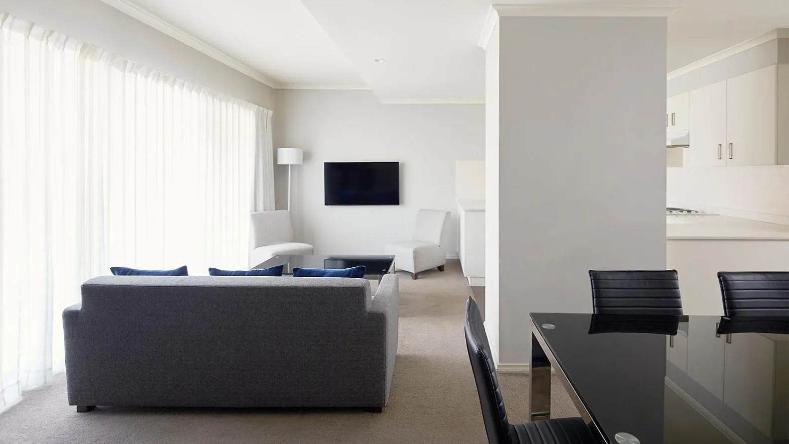 Pinnacle Apartments Canberra 4*,