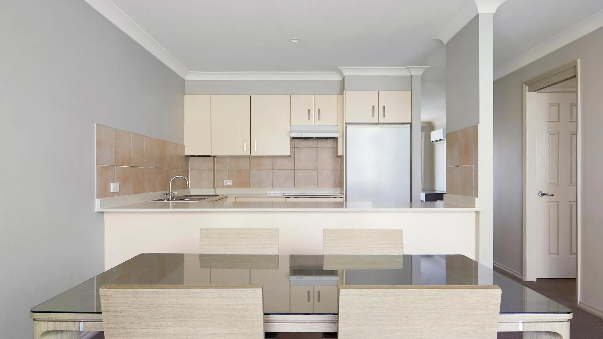 Pinnacle Apartments Canberra 4*,  Australia
